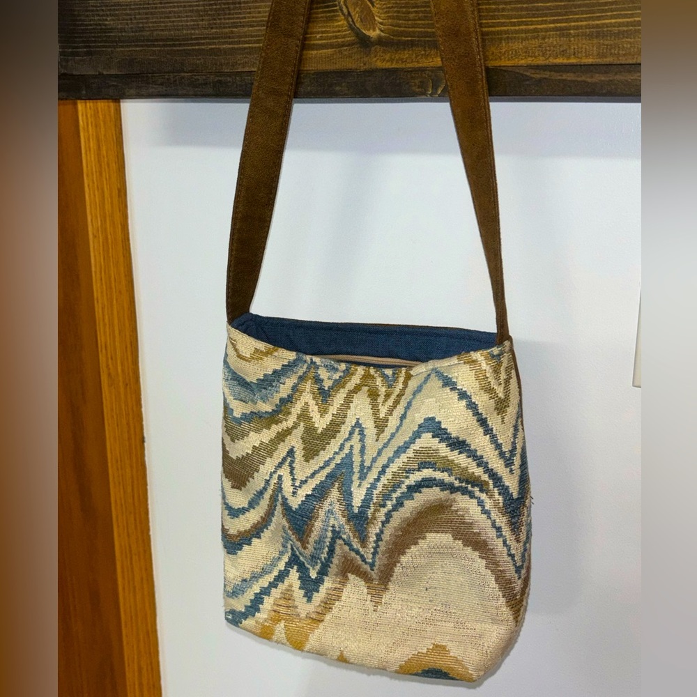 Beautiful hand made purse. Unknown materials. Like new condition.